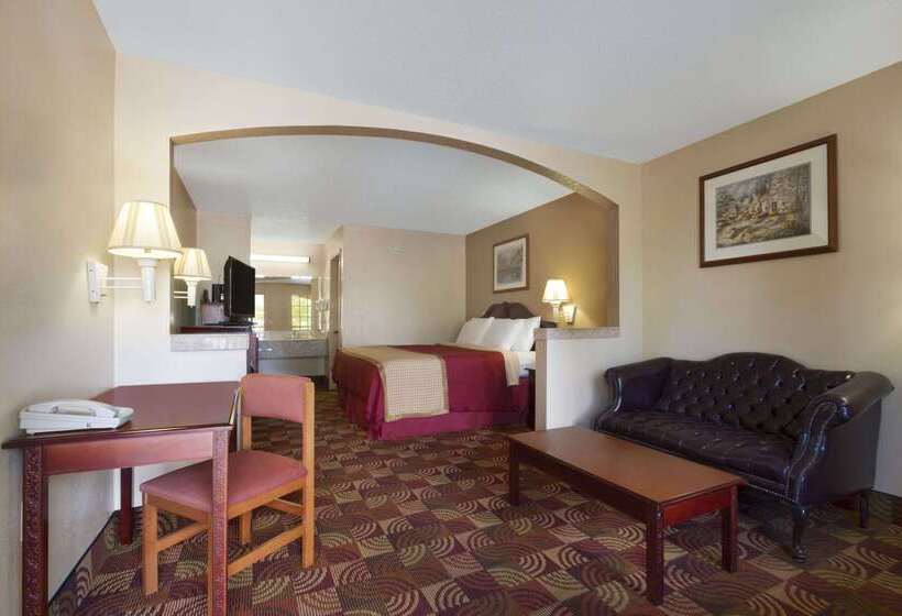 Отель Days Inn & Suites By Wyndham Tuscaloosa  Univ. Of Alabama