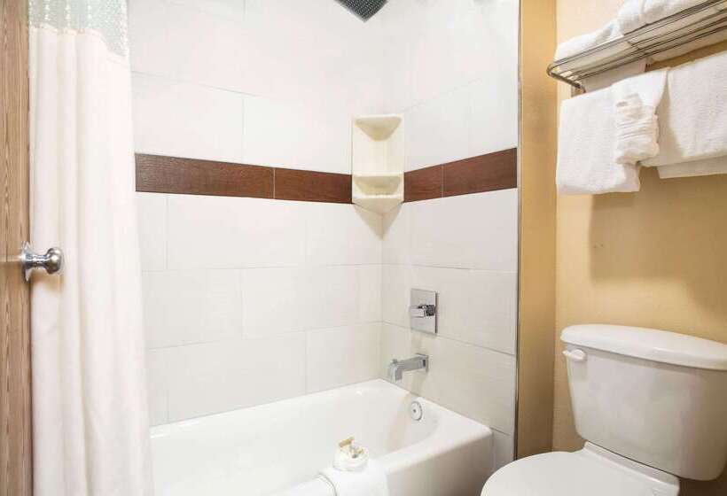 Отель Howard Johnson By Wyndham Williams