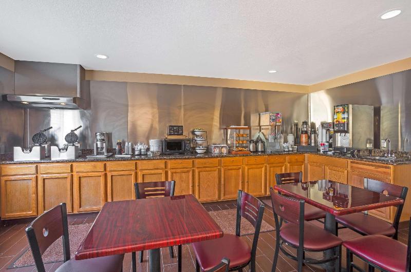 Отель Howard Johnson By Wyndham Williams