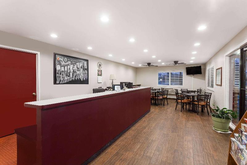 هتل Super 8 By Wyndham Visalia