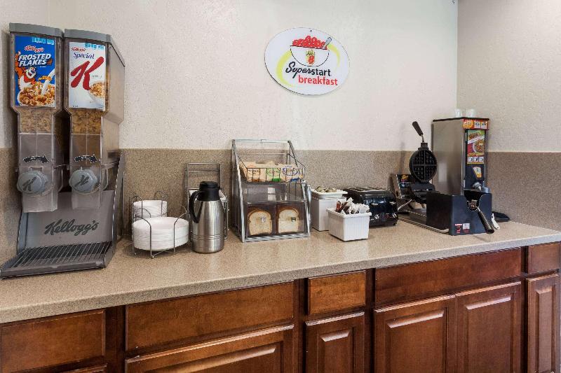 هتل Super 8 By Wyndham Visalia