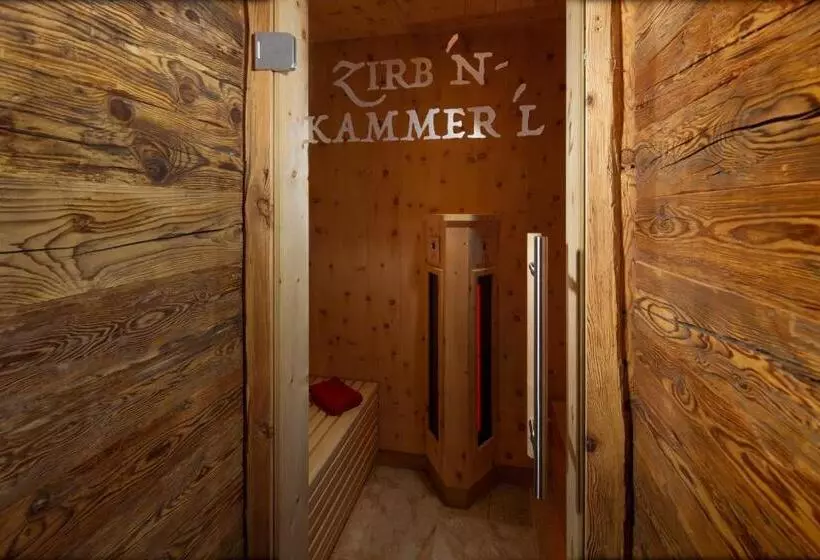 Alm  & Wellnesshotel Alpenhof