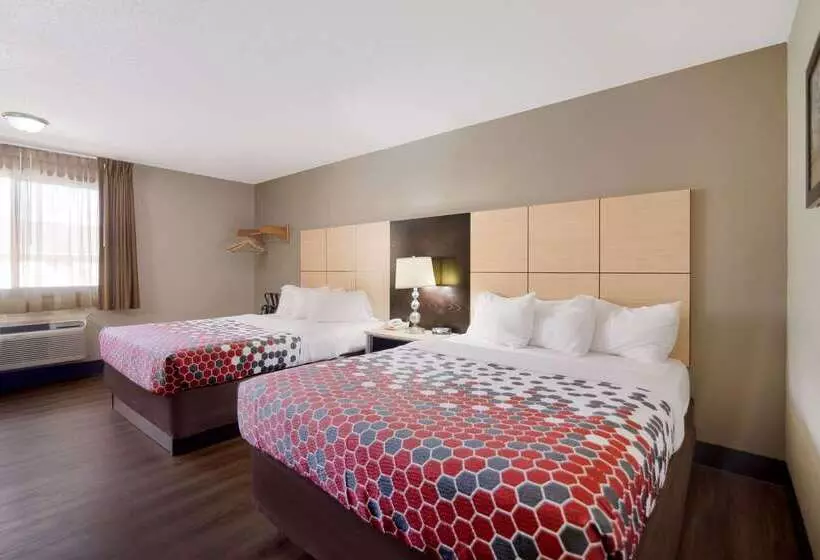 Отель Econo Lodge  Grand Forks