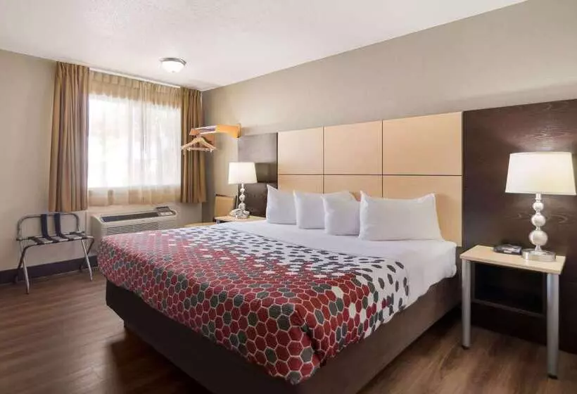 Отель Econo Lodge  Grand Forks