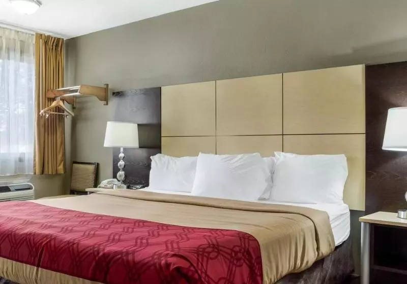 Отель Econo Lodge  Grand Forks