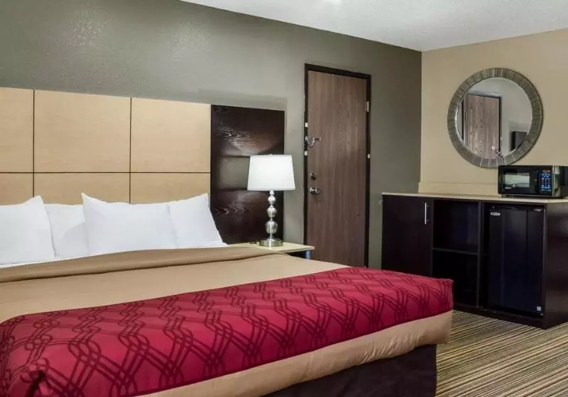 Отель Econo Lodge  Grand Forks