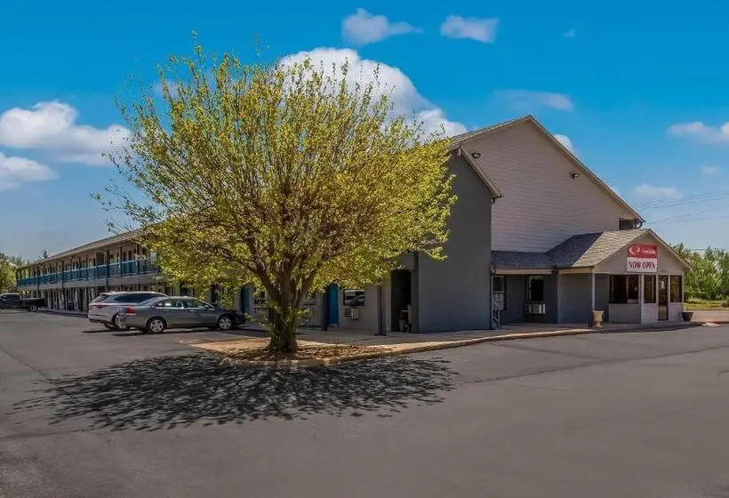 ホテル Econo Lodge Inn & Suites