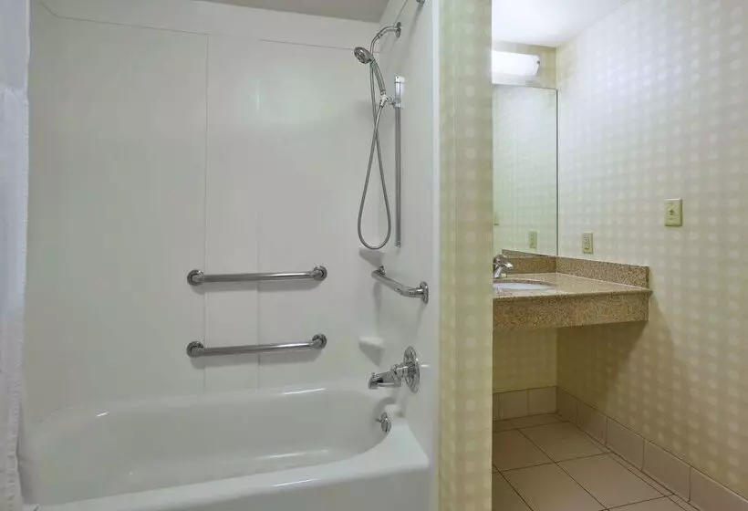 בית מלון כפרי Hilton Garden Inn Clarksburg Bridgeport