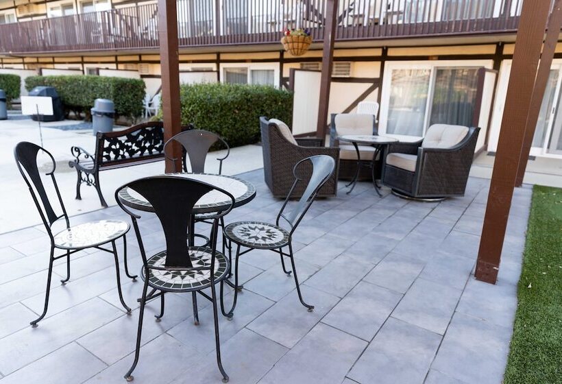 Отель Pea Soup Andersen's Inn