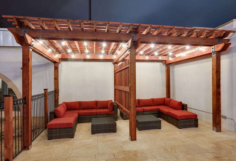 هتل Ramada By Wyndham Austin South