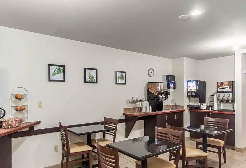 Отель Rodeway Inn Airport