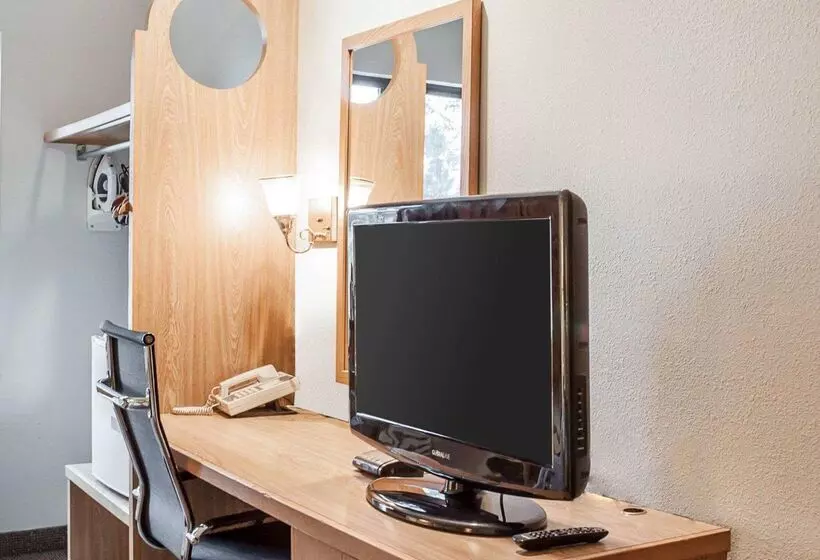 Отель Rodeway Inn Airport