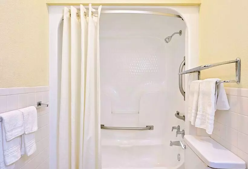 مُتل Super 8 By Wyndham Laurel