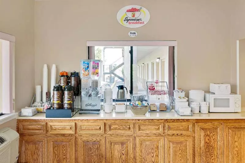 مُتل Super 8 By Wyndham Laurel