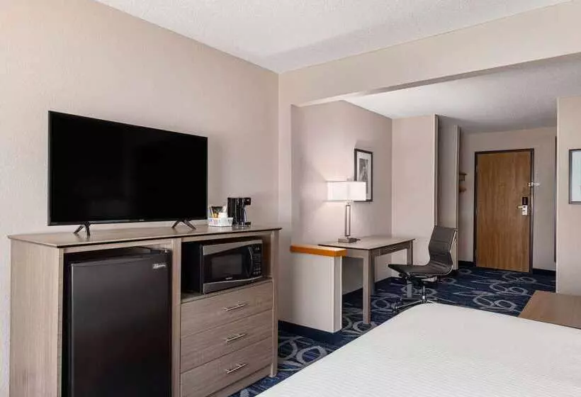 هتل Baymont By Wyndham Waterloo