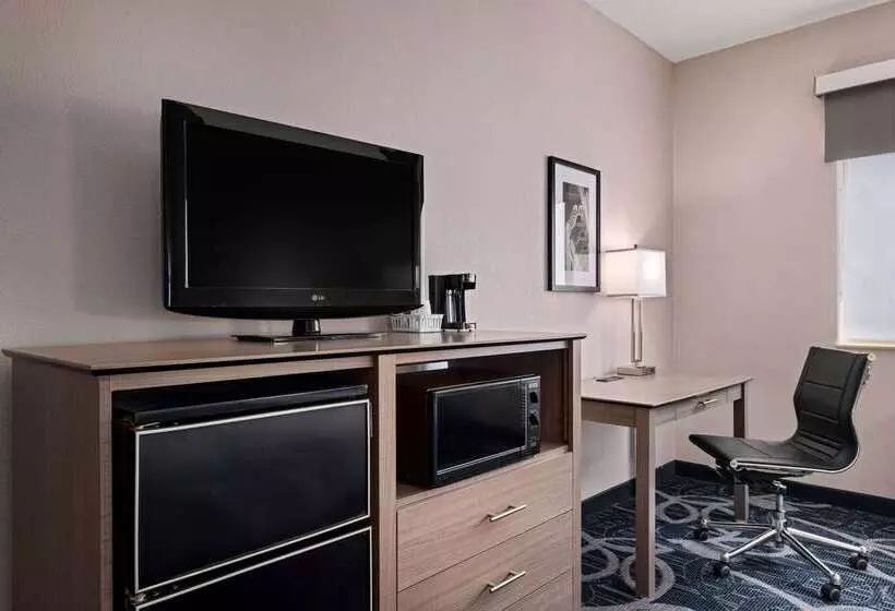 هتل Baymont By Wyndham Waterloo