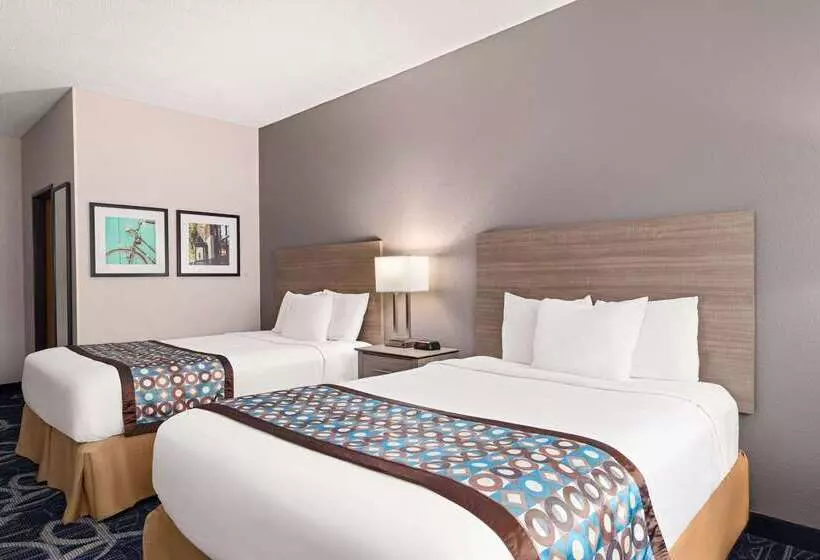 هتل Baymont By Wyndham Waterloo