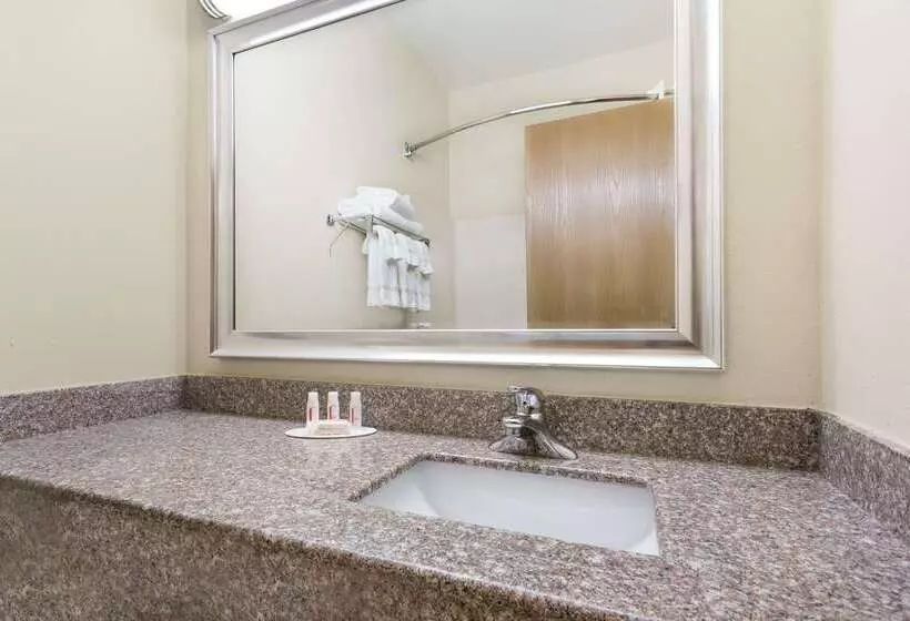 هتل Baymont By Wyndham Waterloo