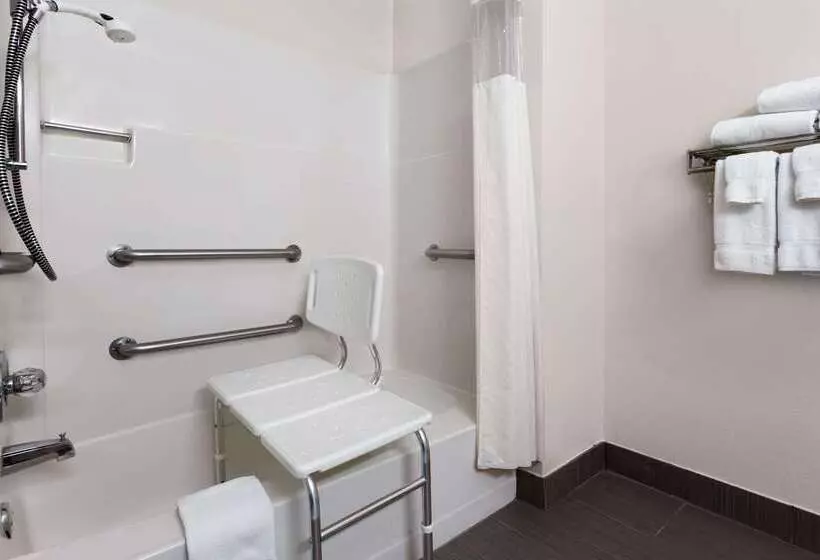 هتل Baymont By Wyndham Waterloo