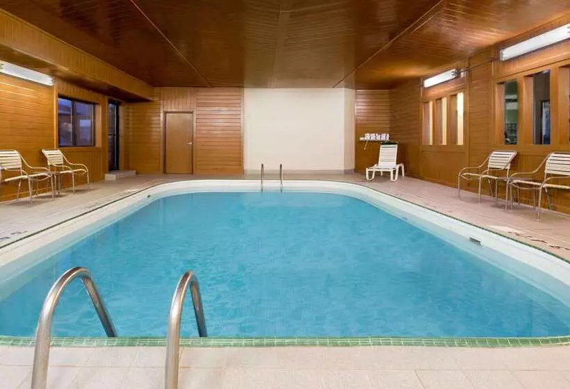 هتل Baymont By Wyndham Waterloo