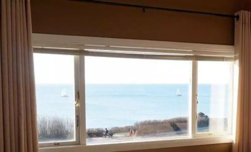 Отель Dashwood Manor Seaside Bed & Breakfast