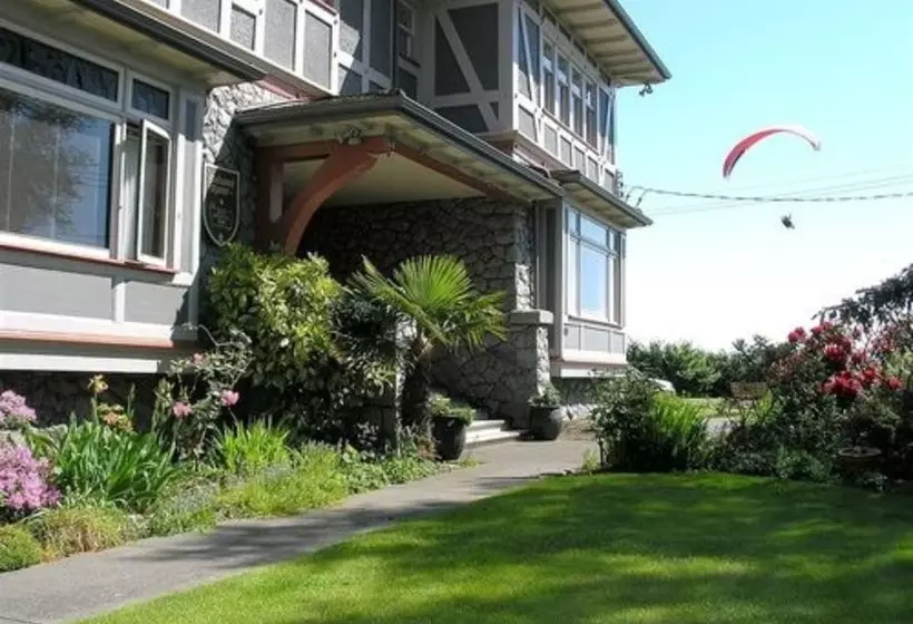 Отель Dashwood Manor Seaside Bed & Breakfast