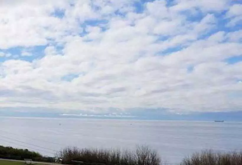 Отель Dashwood Manor Seaside Bed & Breakfast