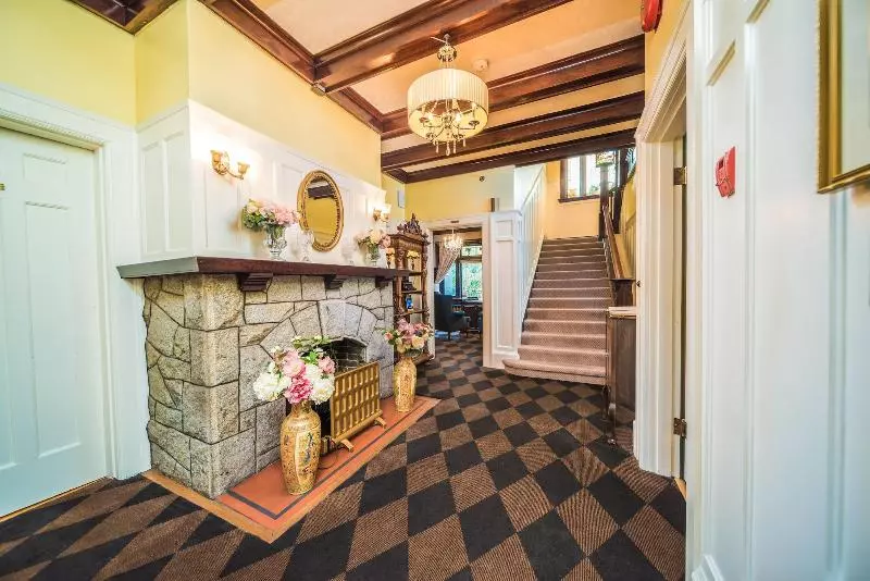 Отель Dashwood Manor Seaside Bed & Breakfast