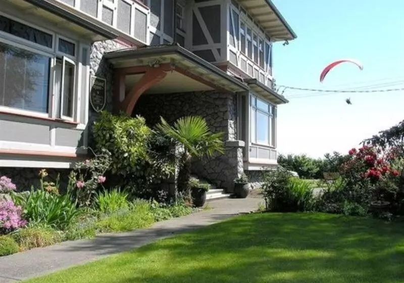 Отель Dashwood Manor Seaside Bed & Breakfast