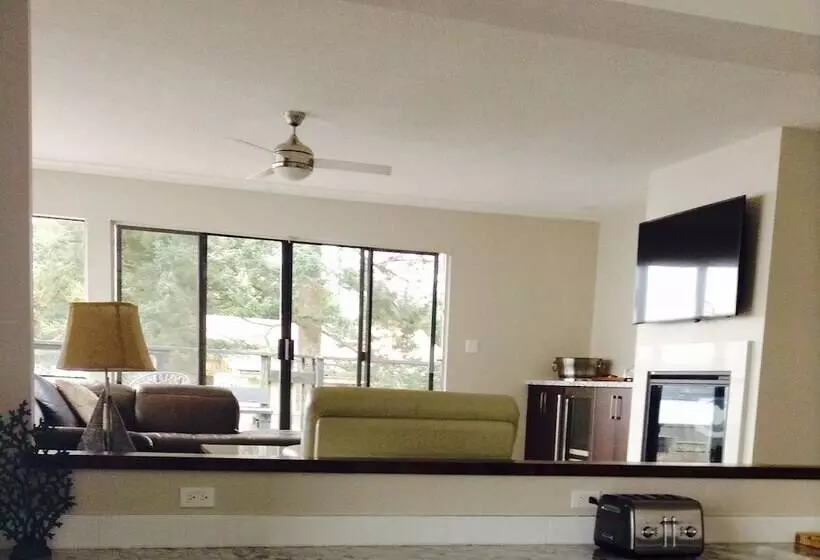 בית מלון כפרי Driftwood Inn