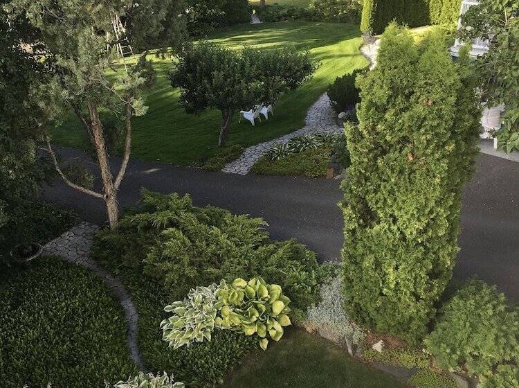 Отель Lakeside Country Inn