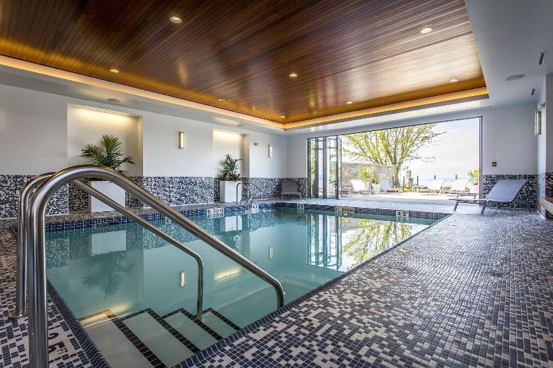 هتل Qualicum Beach Inn