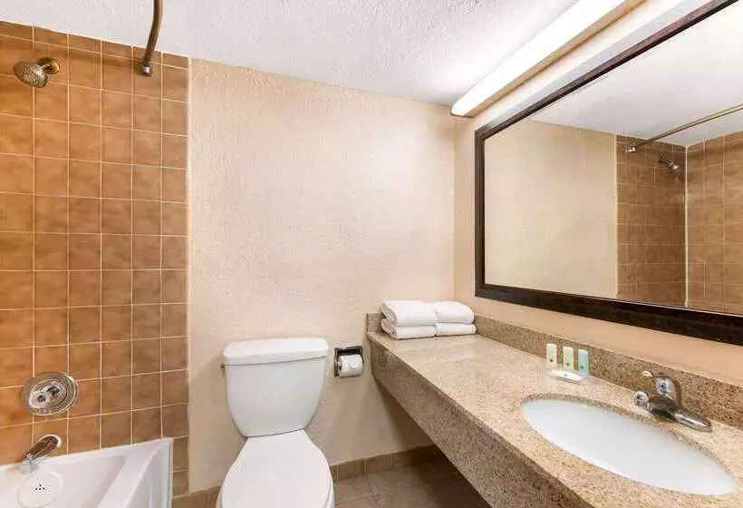 هتل Quality Inn & Suites Orlando Airport