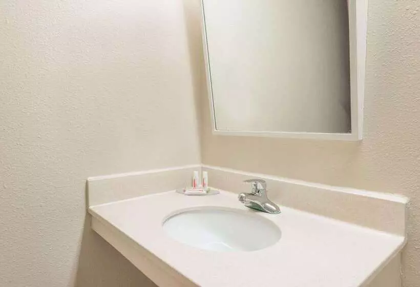 هتل Super 8 By Wyndham St Charles