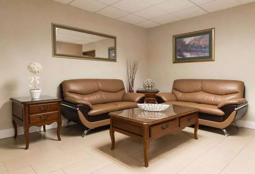 هتل Super 8 By Wyndham St Charles