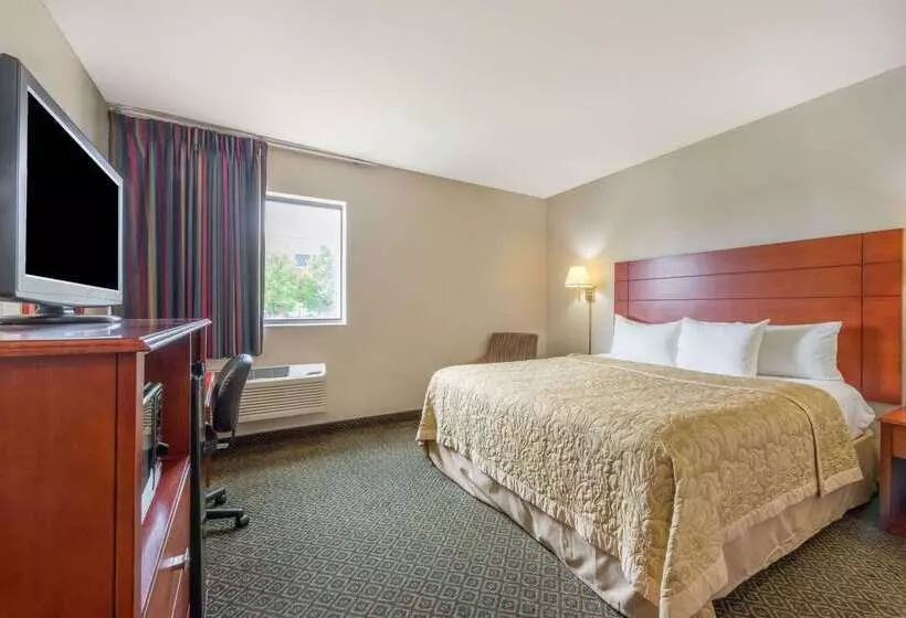 هتل Super 8 By Wyndham St Charles