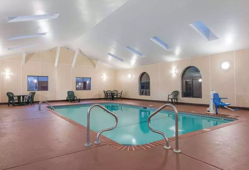 هتل Super 8 By Wyndham St Charles