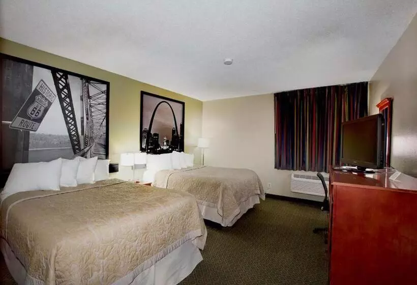 هتل Super 8 By Wyndham St Charles