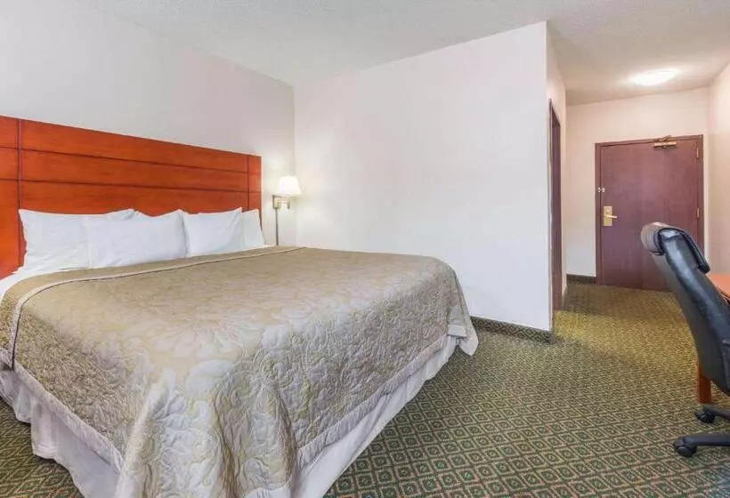 هتل Super 8 By Wyndham St Charles