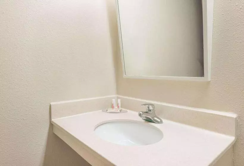 هتل Super 8 By Wyndham St Charles