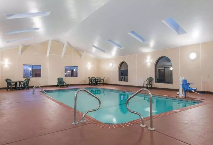 هتل Super 8 By Wyndham St Charles