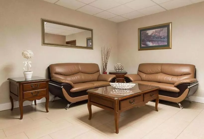 هتل Super 8 By Wyndham St Charles