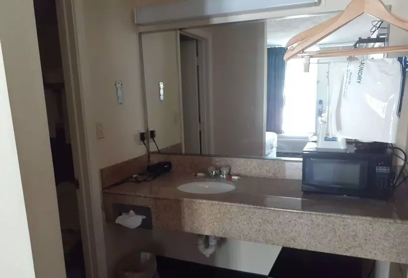 هتل Travelodge By Wyndham Virginia Beach Bay Beach