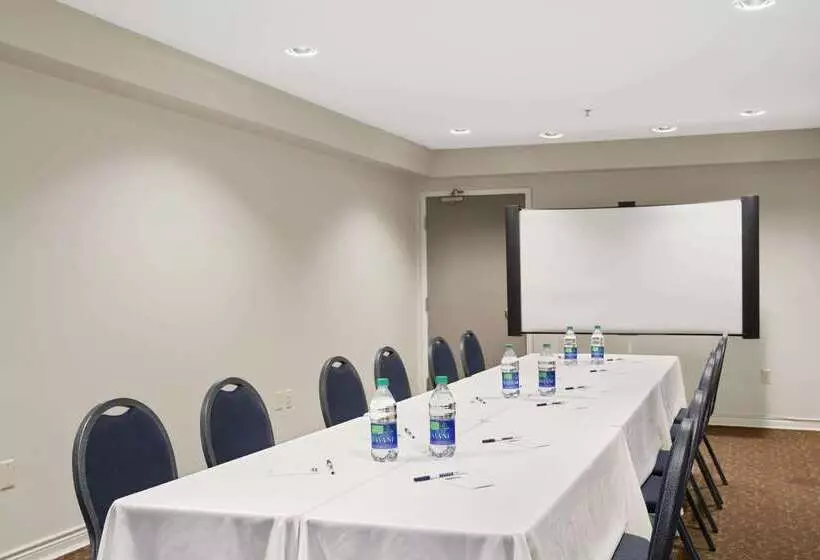 ホテル Travelodge Suites By Wyndham Saint John