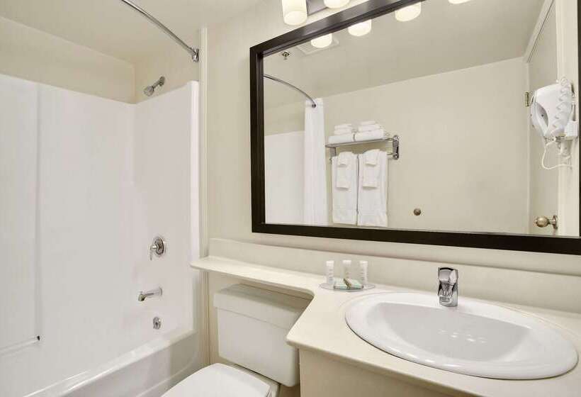 فندق Travelodge Suites By Wyndham Saint John