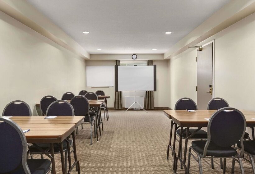 فندق Travelodge Suites By Wyndham Saint John