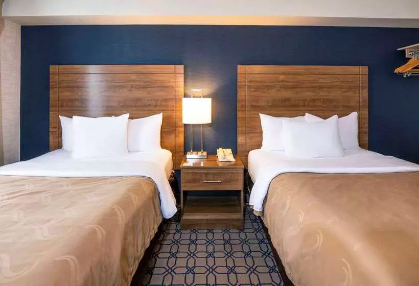 Отель Quality Suites