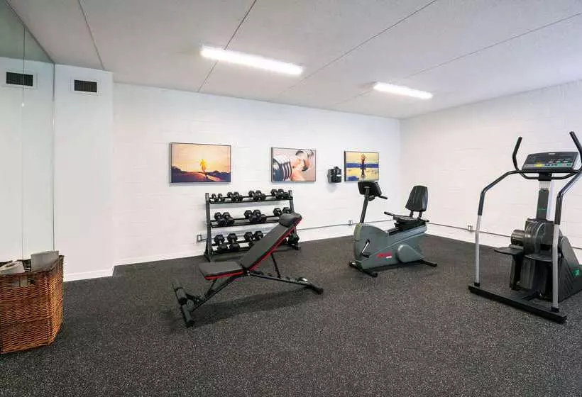 Отель Quality Suites