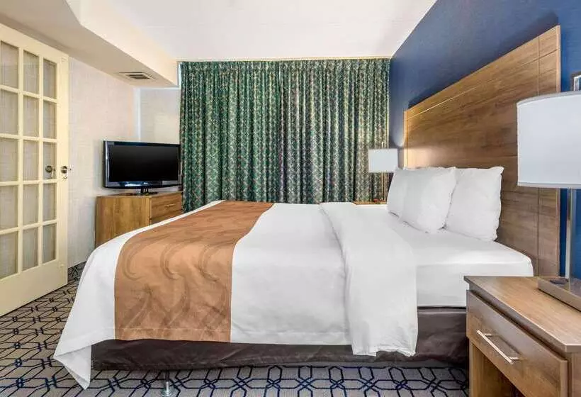 Отель Quality Suites