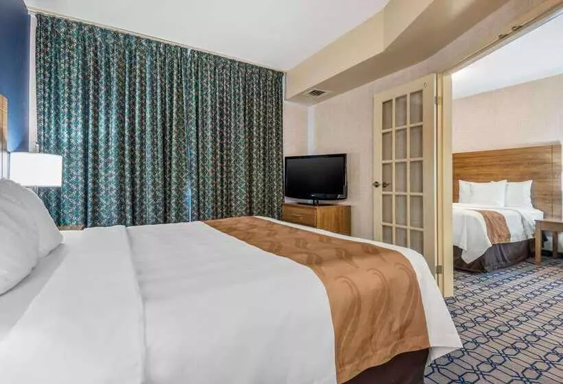 Отель Quality Suites